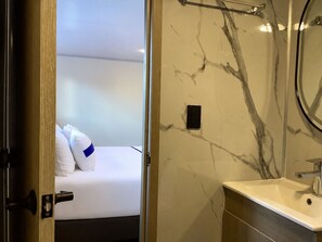 Premium bedding, down comforters, pillowtop beds, desk - Paramount Hotel (Bogotá)