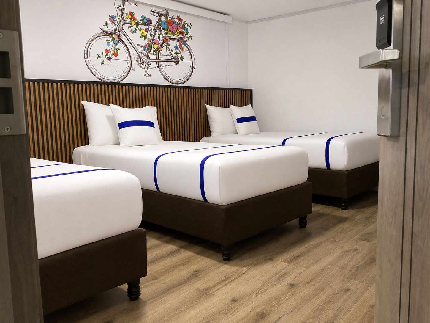 Hochwertige Bettwaren, Daunenbettdecken, Pillowtop-Betten, Schreibtisch