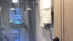 Shower, rainfall showerhead, towels, soap - Paramount Hotel (Bogotá)