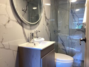 Shower, rainfall showerhead, towels, soap - Paramount Hotel (Bogotá)