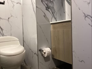 Shower, rainfall showerhead, towels, soap - Paramount Hotel (Bogotá)