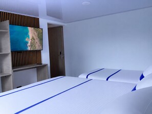 Premium bedding, down comforters, pillowtop beds, desk - Paramount Hotel (Bogotá)