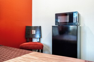 Escritorio, tabla de planchar con plancha, wifi gratis y ropa de cama 