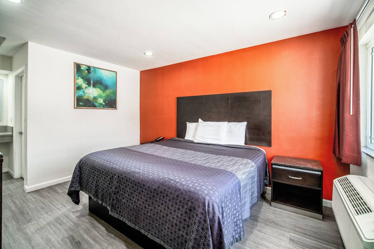 Desk, iron/ironing board, WiFi (free), bed sheets