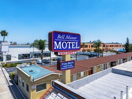 Letrero de motel que indica habitaciones disponibles, Wi-Fi gratuito y televisión por cable.
