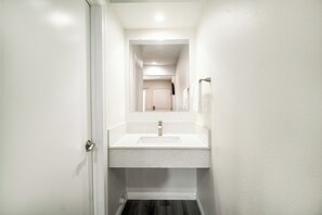 Basic Room 1 Queen Bed | Desk, iron/ironing board, free WiFi, bed sheets - Bell Manor Motel (Bell Gardens)