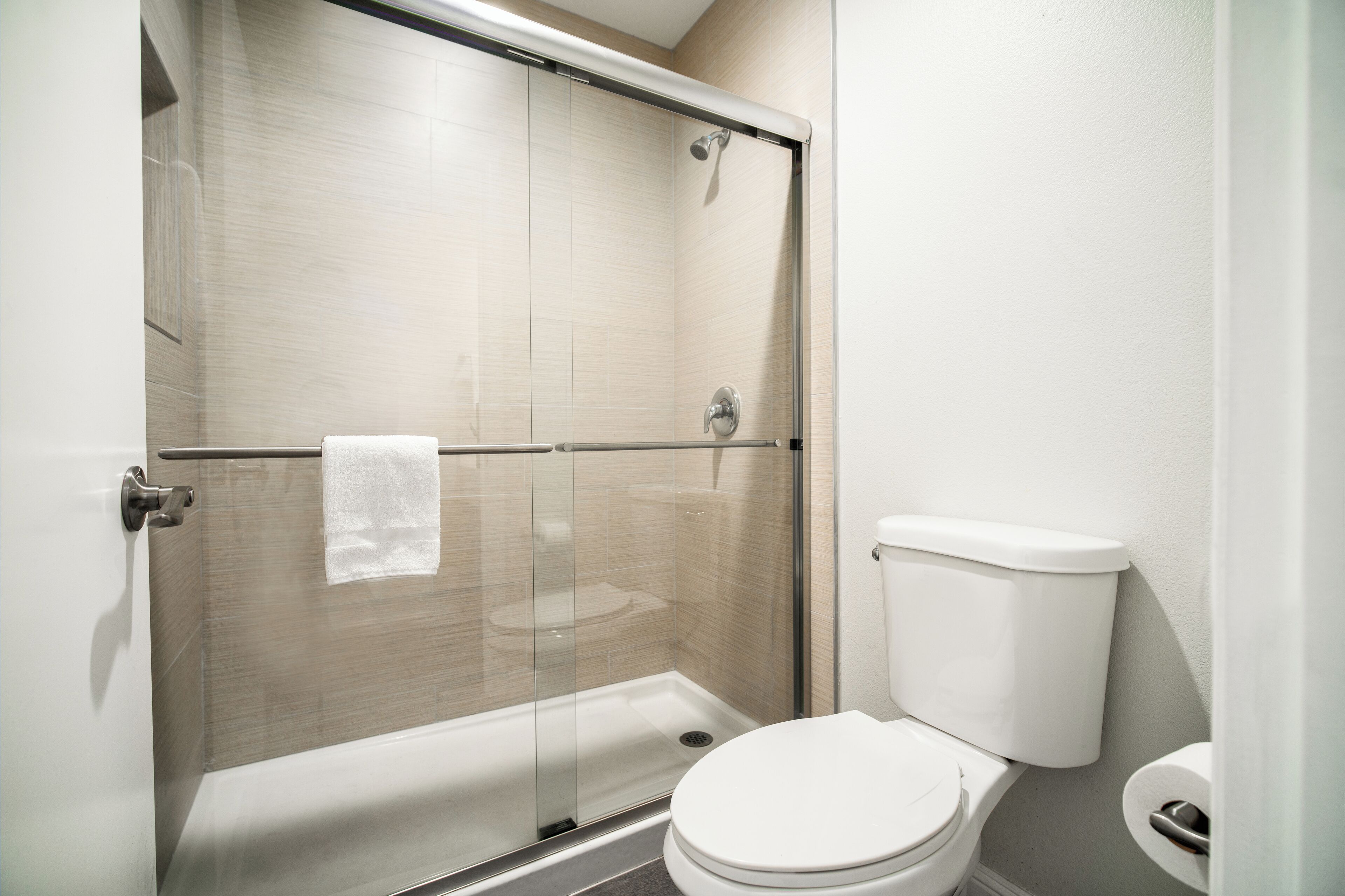 Habitación individual básica, 1 cama de matrimonio | Baño | Ducha, cabezal de ducha tipo lluvia, toallas y jabón