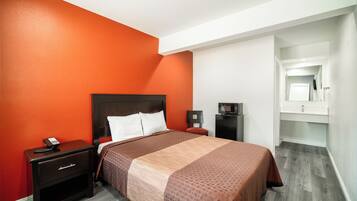 Basic Single Room, 1 Queen Bed | Desk, iron/ironing board, free WiFi, bed sheets