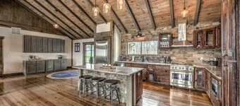 Heated pool & hot tub at huge mountain retreat

