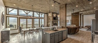 Heated pool & hot tub at huge mountain retreat

