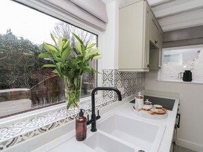 Refrigerador, tetera/pava eléctrica, utensilios de cocina