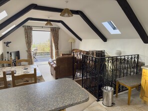 2 Schlafzimmer, individuell dekoriert, individuell eingerichtet