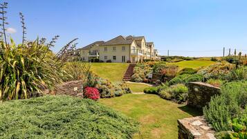 3 bedrooms, individually decorated, individually furnished, free WiFi