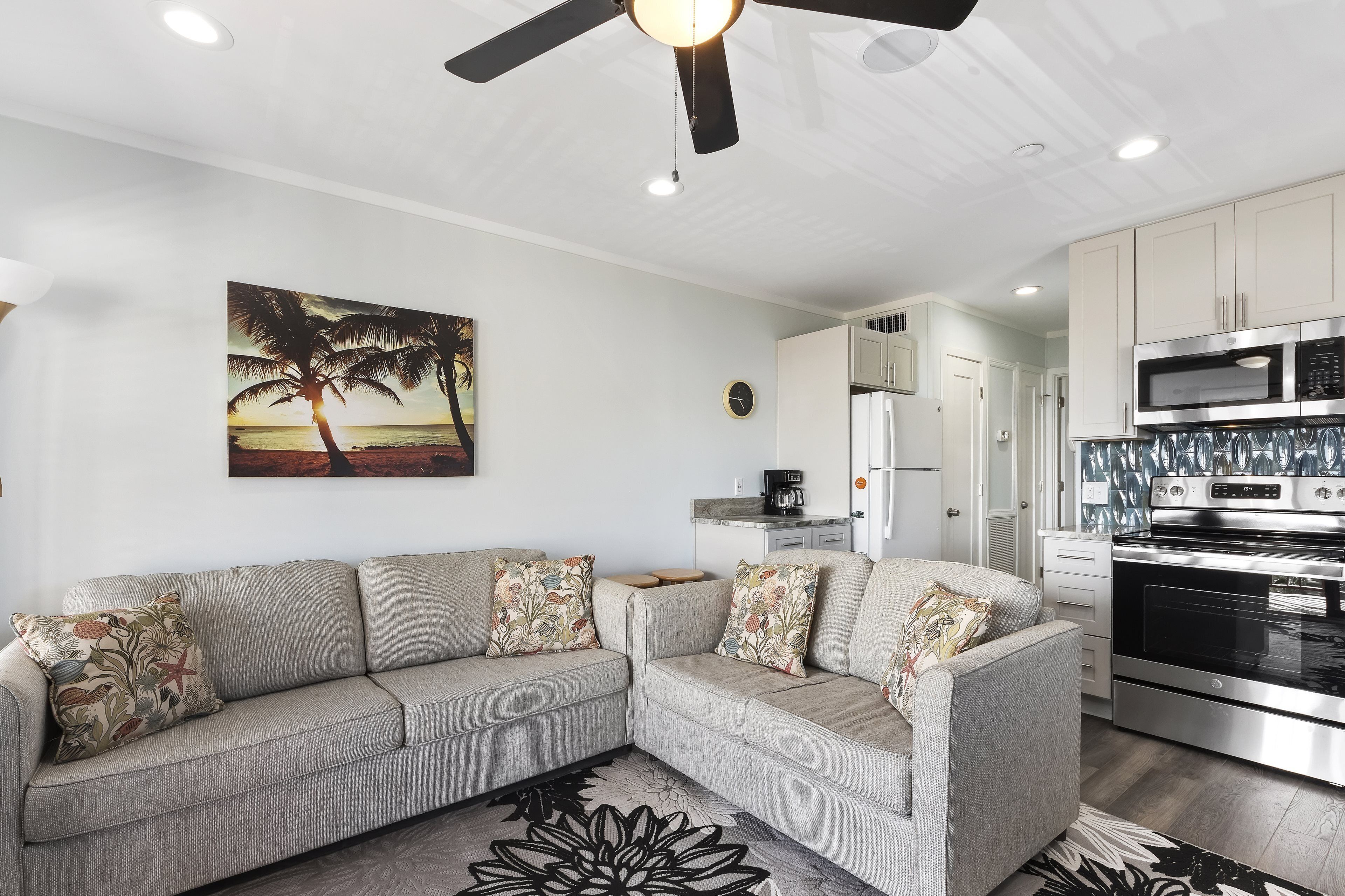 Kjøleskap, mikrobølgeovn, ovn og kokeplater