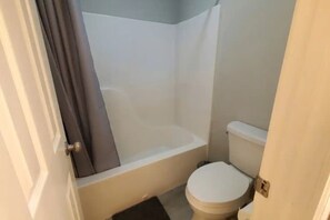 Een haardroger, handdoeken