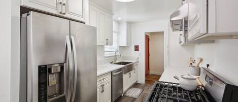 Een koelkast, een magnetron, een oven, een vaatwasser