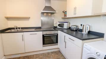 Dishwasher, electric kettle, toaster, cookware/dishes/utensils