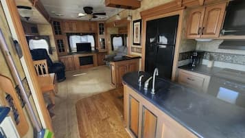 Batterie de cuisine, vaisselle et ustensiles