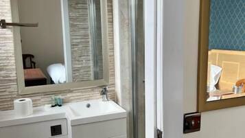 Deluxe Double Room | Bathroom