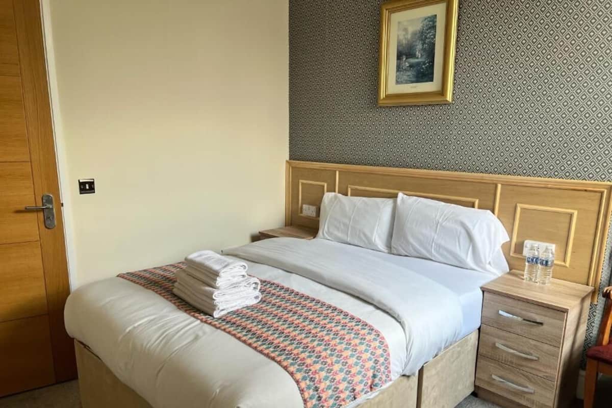 Deluxe Double Room | Free WiFi, bed sheets