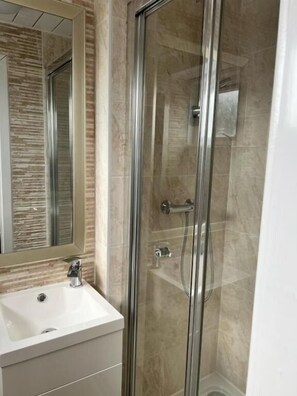 Firemannsrom – familie | Bad | Dusj, toalettartikler (inkludert), hårføner og håndklær