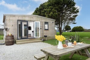 Outdoor dining - Bushwood Lodge (Helston)