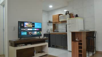 冷蔵庫、電子レンジ、オーブン、コンロ