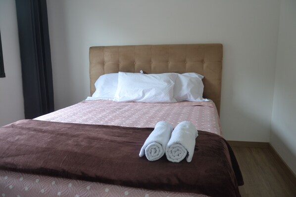 2 chambres, fer et planche à repasser, accès au Wi-Fi (inclus)