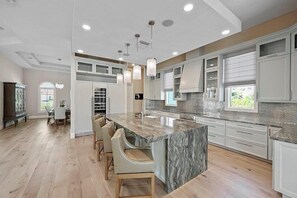 Wasserkocher mit Kaffee-/Teezubehör, Toaster, Esstisch