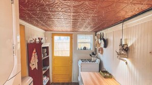 Private kitchen - -Shingle Diggins Cottage- (Coloma)