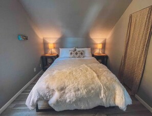 3 bedrooms, desk, iron/ironing board, WiFi - Vintage Romance Finds Cozy Charm at Depot Cottage (Dowagiac)