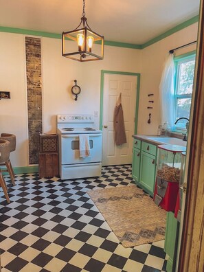 Fridge, oven, stovetop, coffee/tea maker
