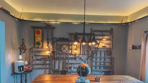 Ein Essbereich mit einem Holztisch, schwarzen Stühlen und einem Globus als Mittelstück.