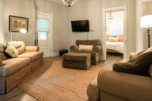 TV - Romantic Cozy Home in "America’s Nicest Town" (Buchanan)