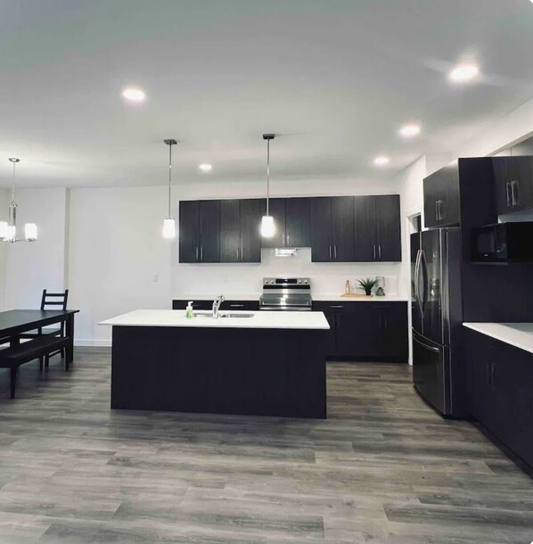 Jääkaappi, mikroaaltouuni, uuni, liesi