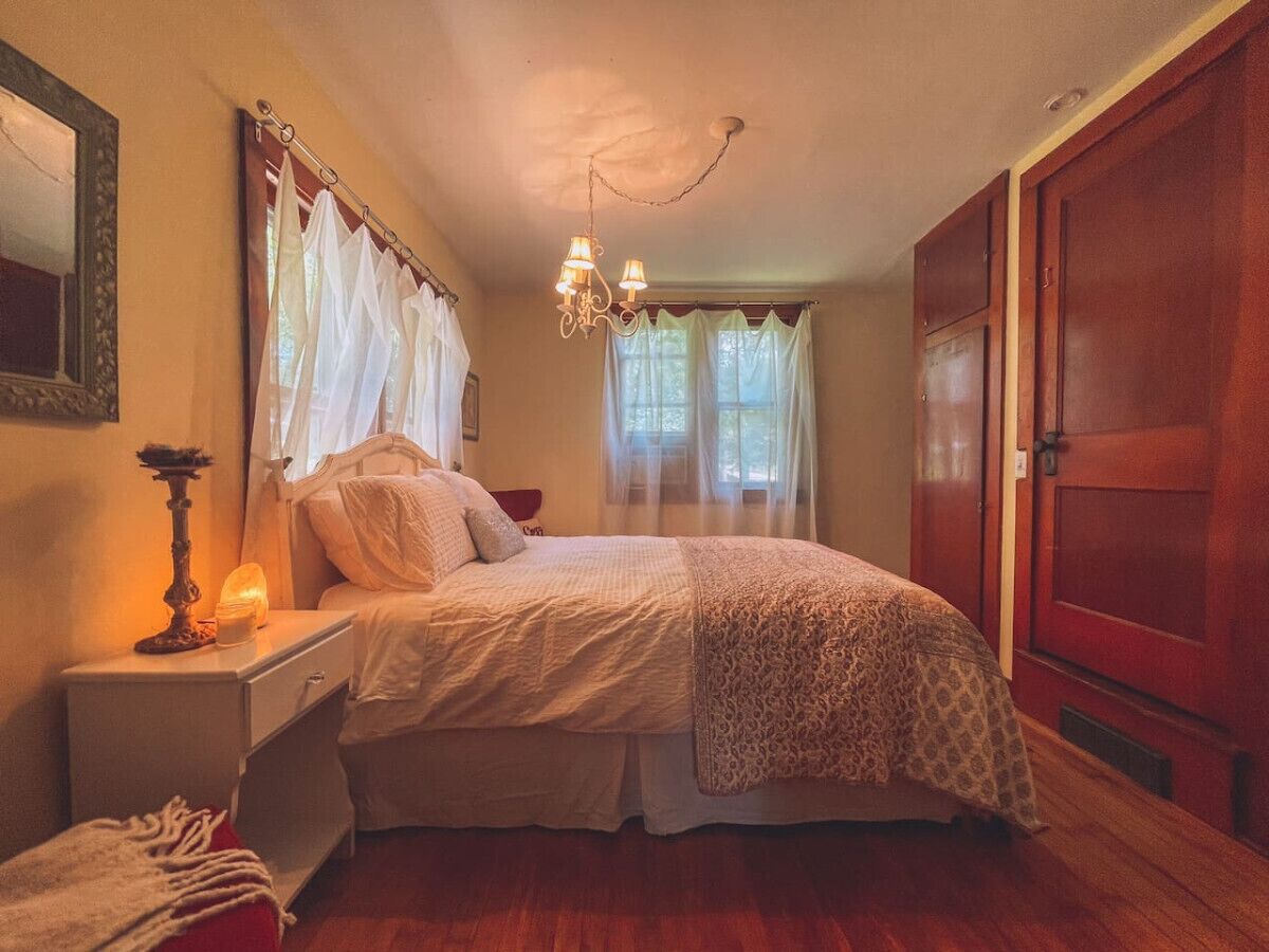 2 slaapkamers, een bureau, een strijkplank/strijkijzer, wifi