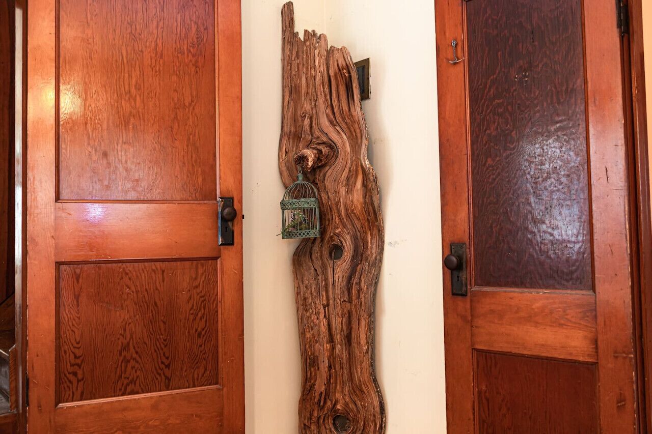 Una porta in legno con una texture rustica e vissuta e un lucchetto metallico.