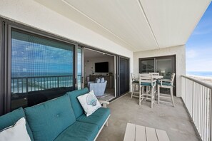 Een televisie en een dvd-speler