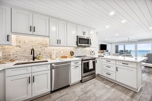 Een koelkast, een magnetron, een oven, een kookplaat