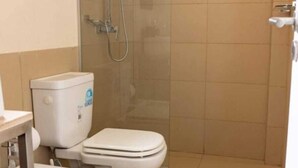 A bathroom with a toilet, bidet, and a glass-enclosed shower. - Cumbre (Ushuaia)