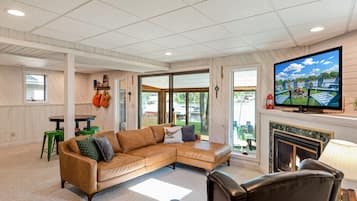 Smart TV, fireplace, ping pong, books