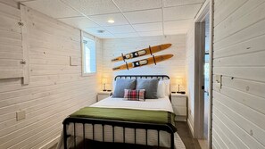 3 quartos, escrivaninha, ferros/tábuas de passar roupa, berço de viagem