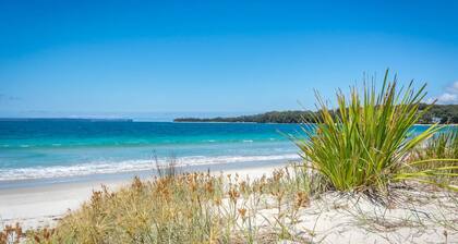 The Art Cottage- Beachfront - Pet Friendly
