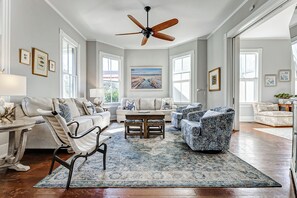 Smart TV - Historic Oasis. Heated pool, Historic Oasis. Heated pool spa large backyard (Galveston)