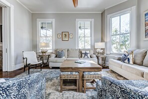 Smart TV - Historic Oasis. Heated pool, Historic Oasis. Heated pool spa large backyard (Galveston)