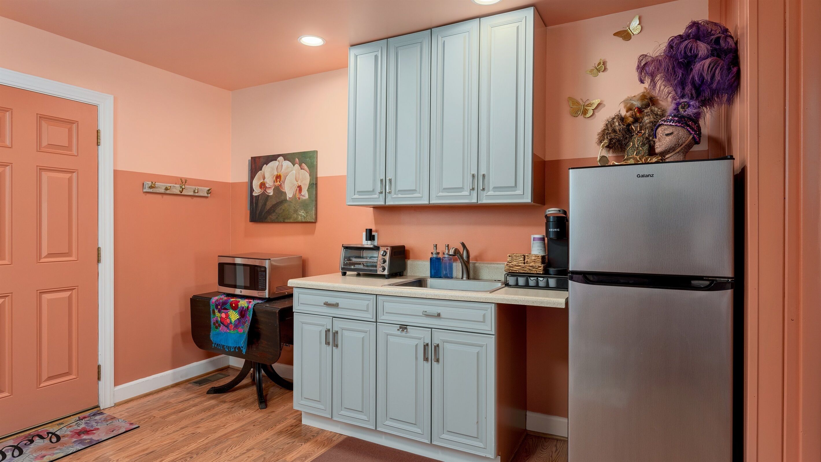 Frigorifero, microonde, macchina per tè/caffè, tostapane