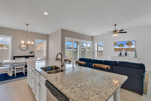 Beautiful Outdoor Bar-Pool-Grill-Walk2Beach-House