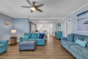 TV connectée, cheminée, lecteur de DVD, table de tennis de table