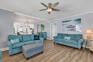 Smart TV, fireplace, DVD player, ping pong - Waterfront House-Bar-Fireplace-Dock+Kayaks-Fishin (North Myrtle Beach)