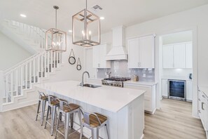 Fridge, microwave, oven, stovetop - Relaxing 3-story cottage with easy access to beach, pools & all resort amenities (Port Aransas)